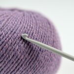 Háčik s klbkom priadze, nástroj na háčkovanie