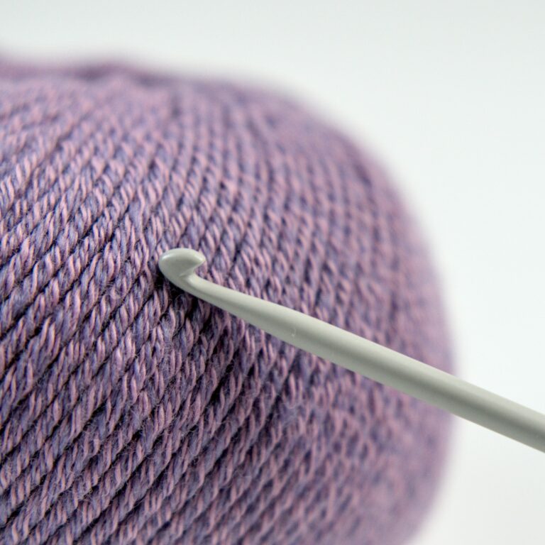 Háčik s klbkom priadze, nástroj na háčkovanie