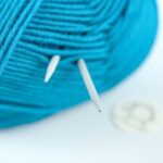 Detail špičiek ihlíc DROPS Basic s jemne tvarovanými hrotmi.