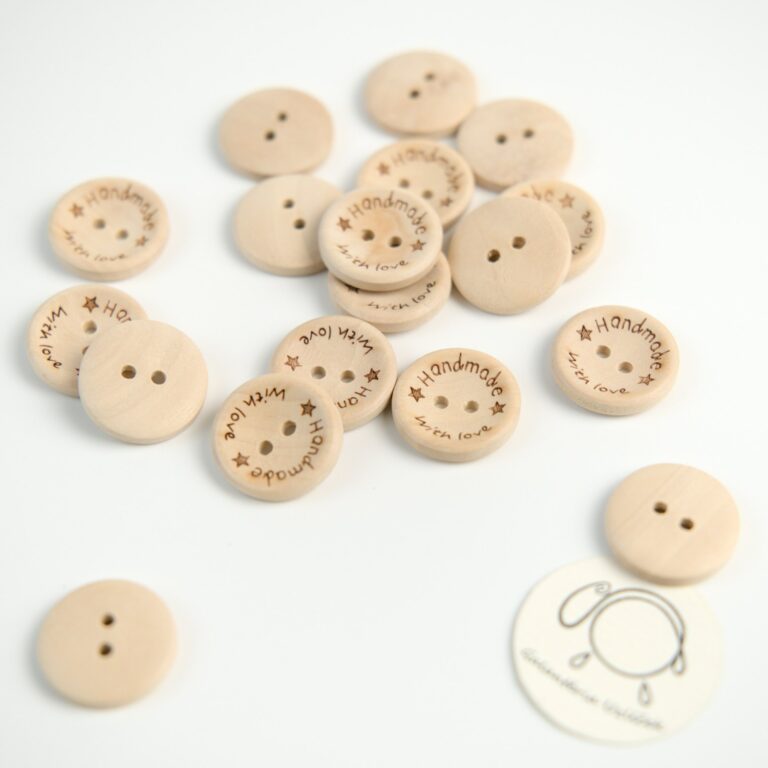 Drevené gombíky Hand Made s veľkosťou 20 mm