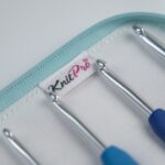 detail hlavičky háčika KnitPro Waves 2.0 v púzdre