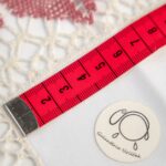 Detail krajčírskeho metra s farebným delením po 10 cm