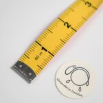 Opačná strana krajčírskeho metra so stupnicou v palcoch