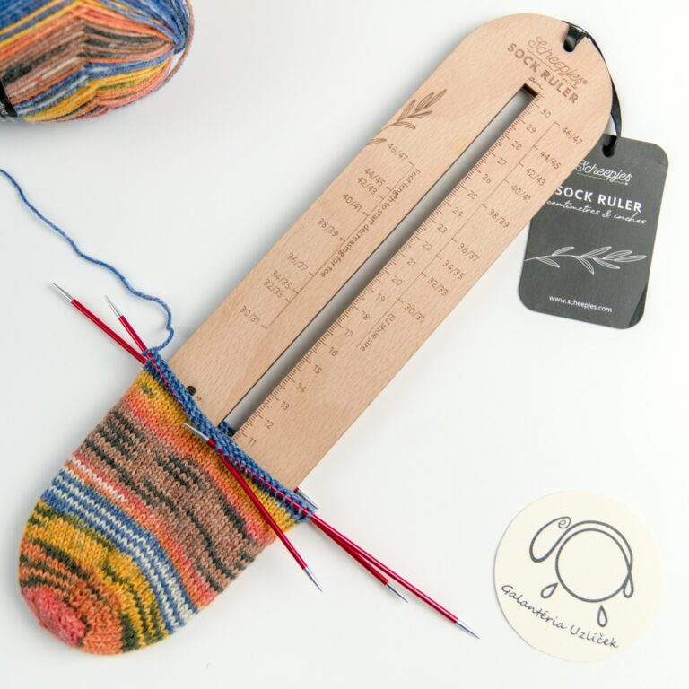 Meradlo Scheepjes s ponožkou pri meraní veľkosti