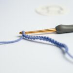 Osoba používa Tulip Mind ergonomický háčik na háčkovanie s farebnou priadzou.