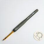 Celkový pohľad na Tulip Mind ergonomický háčik, vysoko kvalitný kovový háčik s protišmykovou rukoväťou.