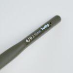 Detail loga a veľkosti háčika na rukoväti Tulip Mind ergonomického háčika.