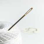 Gobelínová ihla Tulip zapichnutá v priadzi – detailná ukážka práce s ihlou pri vyšívaní.