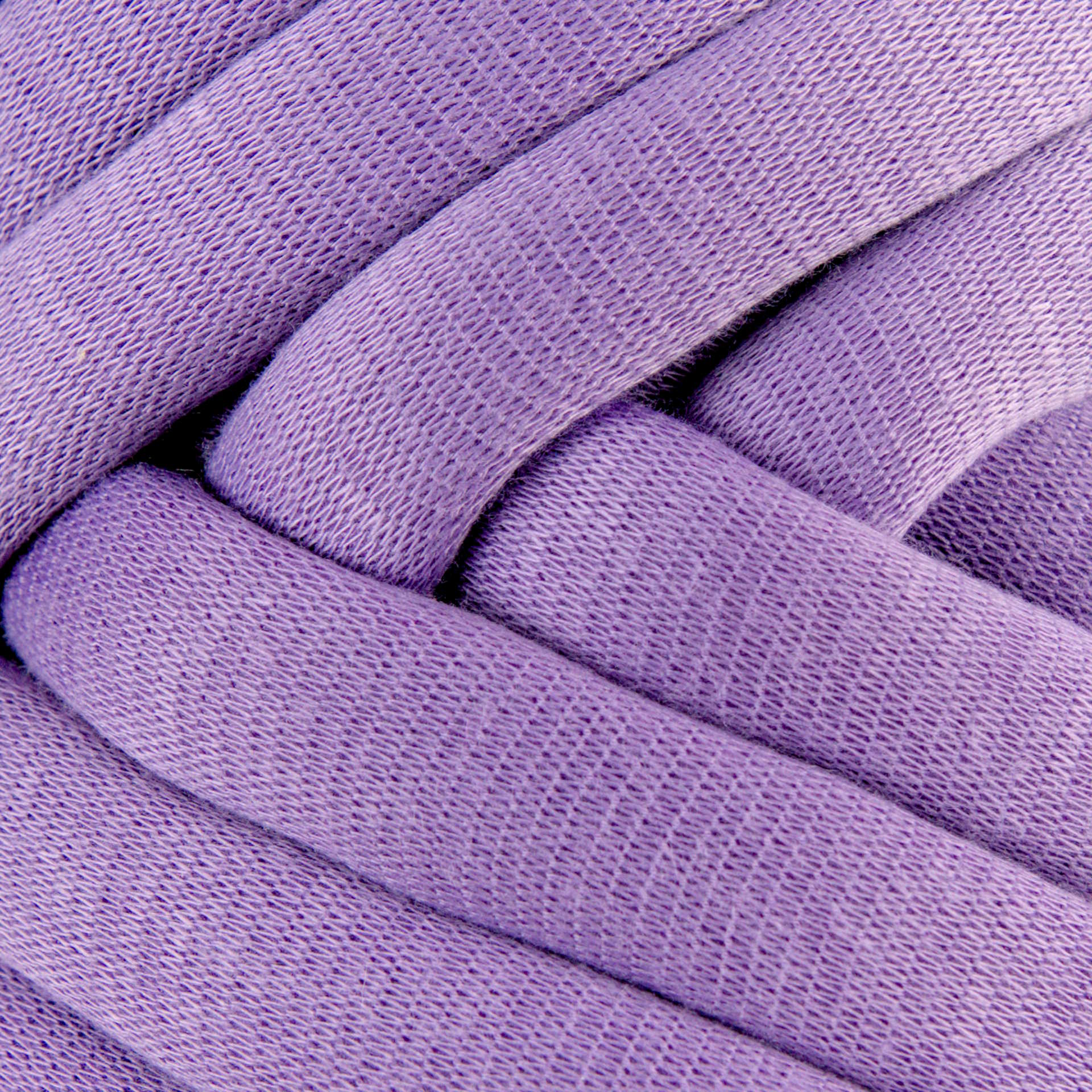 Detail štruktúry fialovej priadze Scheepjes Cool Stuff na finger knitting