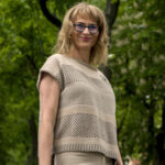 Elegantný pletený top pre ženy z prírodnej priadze DROPS Cotton Merino v ťavej a béžovej farbe