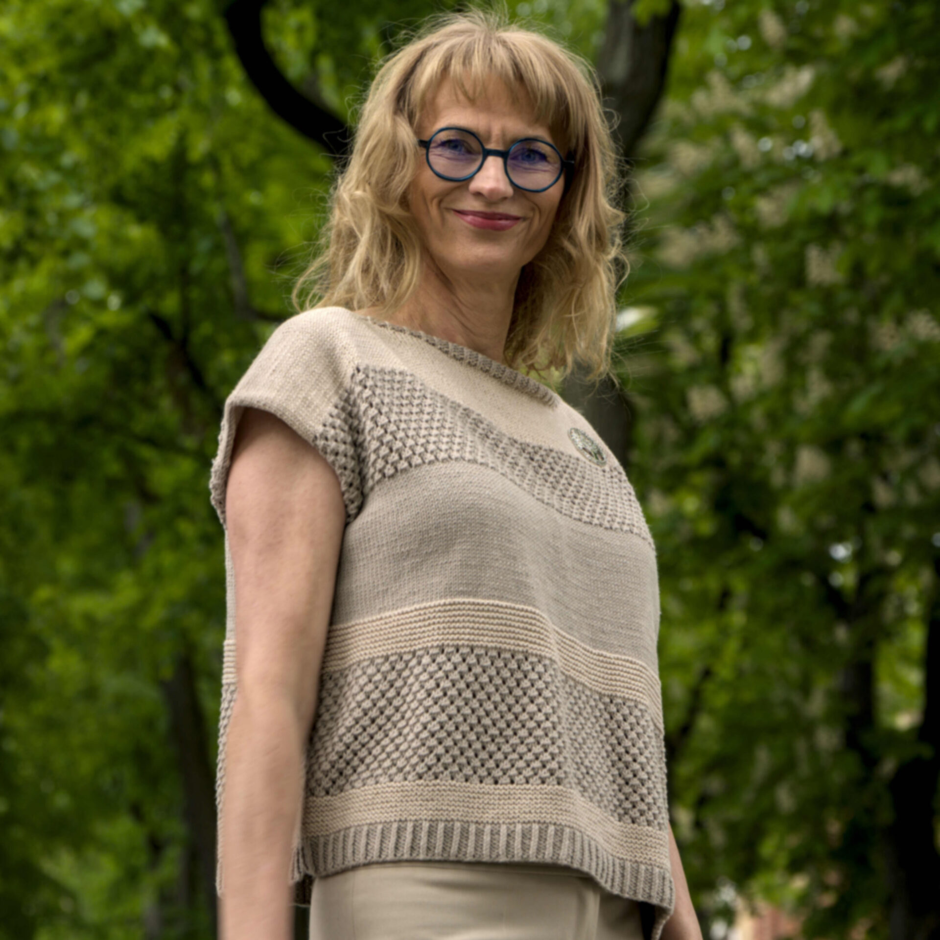 Pletený letný top – návod na pletenie Elegantný pletený top pre ženy z prírodnej priadze DROPS Cotton Merino v ťavej a béžovej farbe