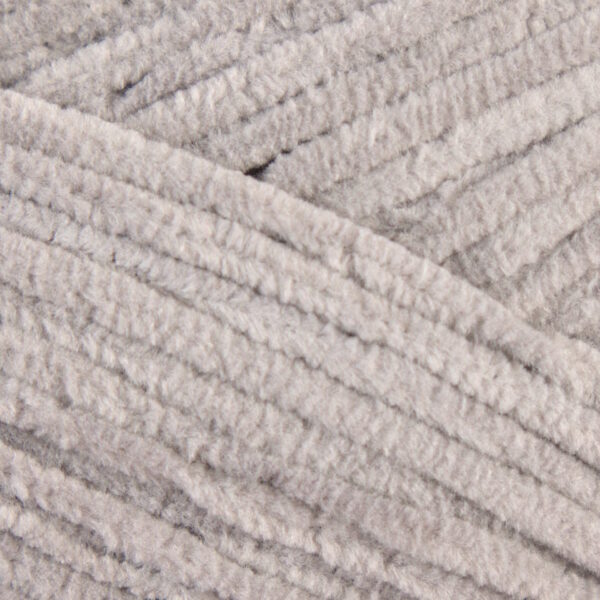 Vzorka sivej priadze vhodnej na ručne pletené hračky