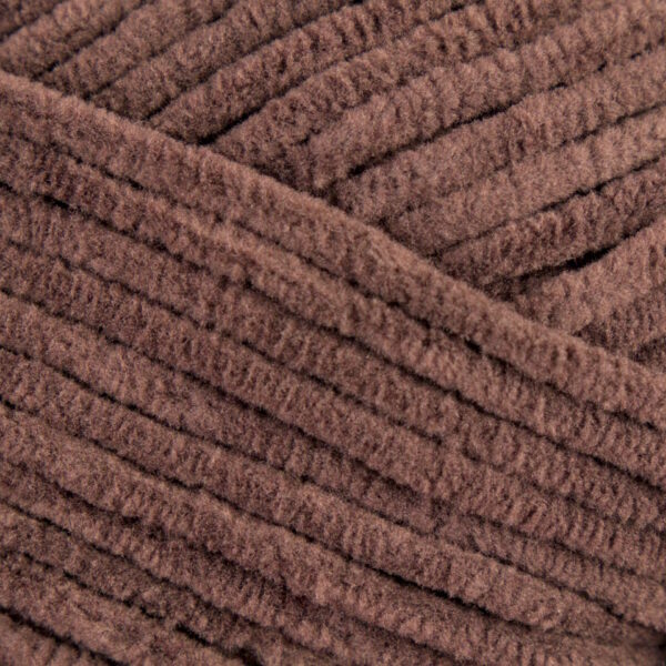 Vzorka tmavohnedej priadze vhodnej na zvieratká a amigurumi