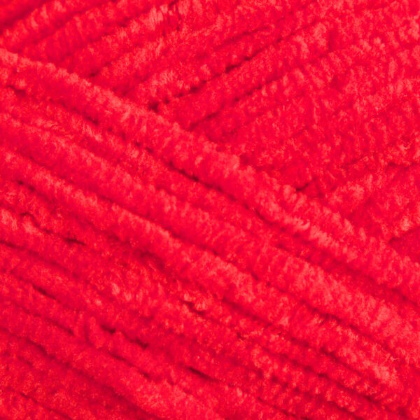 Vzorka žiarivej červenej priadze vhodnej na hračky