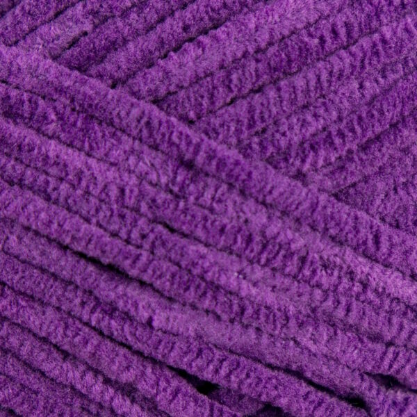 Fialová vzorka so sýtym odtieňom a jemnou textúrou